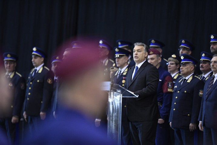 Orbán Viktor miniszterelnök beszédet mond a határvadászképzés második és harmadik ütemében kinevezett tiszthelyettesek ünnepélyes eskütételén a budapesti Hungexpón 2017. március 7-én. MTI Fotó: Koszticsák Szilárd