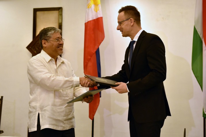 Szijjártó Péter külgazdasági és külügyminiszter (j) és Enrique Manalo Fülöp-szigeteki külügyminiszter - Fotó MTI: KKM