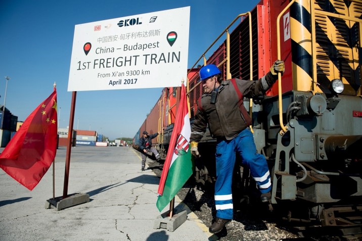 A Kínából Budapestre érkezett első áruszállító vonat a Mahart Container Centerében 2017. április 21-én. MTI Fotó: Koszticsák Szilárd