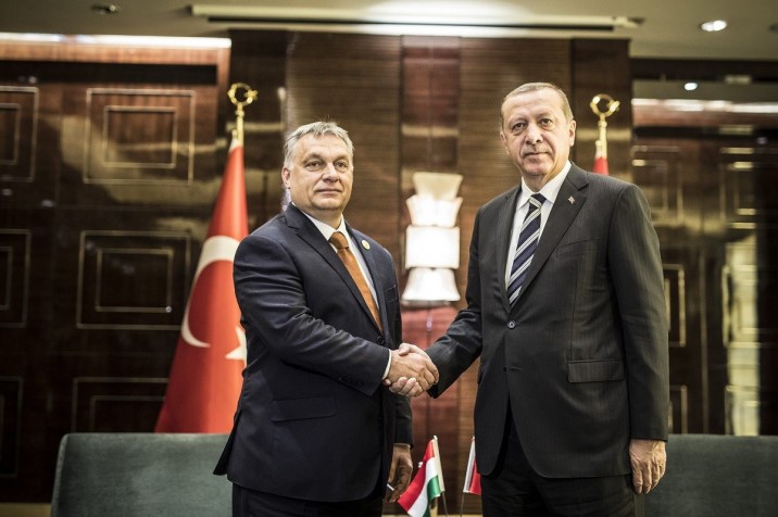 A Miniszterelnöki Sajtóiroda által közreadott képen Orbán Viktor miniszterelnök (b) és Recep Tayyip Erdogan török elnök találkozója Pekingben 2017. május 13-án. MTI Fotó: Miniszterelnöki Sajtóiroda / Szecsődi Balázs