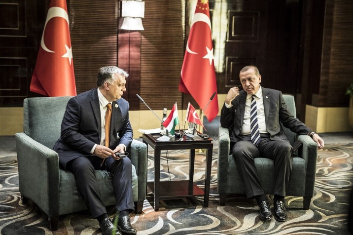 A Miniszterelnöki Sajtóiroda által közreadott képen Orbán Viktor miniszterelnök (b) és Recep Tayyip Erdogan török elnök találkozója Pekingben 2017. május 13-án. MTI Fotó: Miniszterelnöki Sajtóiroda / Szecsődi Balázs