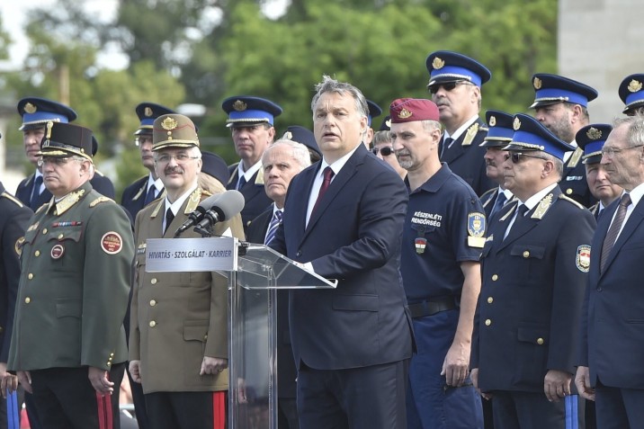 Orbán Viktor miniszterelnök beszédet mond a rendőr tiszthelyettesek ünnepélyes eskütételén Budapesten a Hősök terén 2017. június 17-én. MTI Fotó: Máthé Zoltán