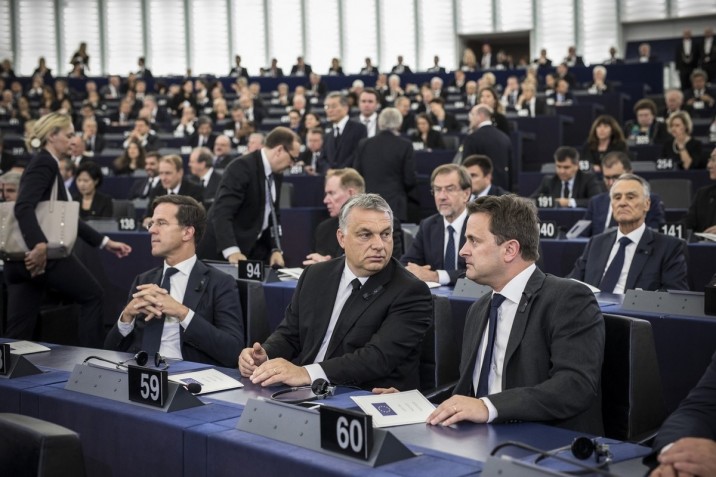 A Miniszterelnöki Sajtóiroda által közzétett képen Orbán Viktor magyar (j2) Mark Rutte holland (b) és Xavier Bettel luxemburgi kormányfő Helmut Kohl néhai német kancellár búcsúztatásán az Európai Parlament strasbourgi épületében 2017. július 1-jén. MTI Fotó: Miniszterelnöki Sajtóiroda / Szecsődi Balázs