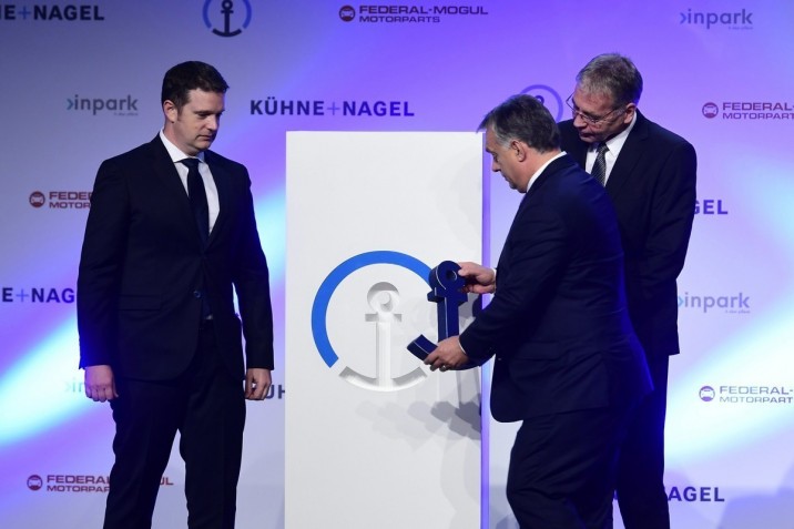 Orbán Viktor miniszterelnök (k) elhelyezi a céglogót a Nemzeti Ipari Park Üzemeltető és Fejlesztő (NIPÜF) Zrt. beruházásában épült új nemzetközi logisztikai központ megnyitóján Pátyon 2017. október 10-én. Mellette Török Zsombor, a NIPÜF Zrt. igazgatója (b) és Csenger-Zalán Zsolt fideszes országgyűlési képviselő (j). MTI Fotó: Szigetváry Zsolt