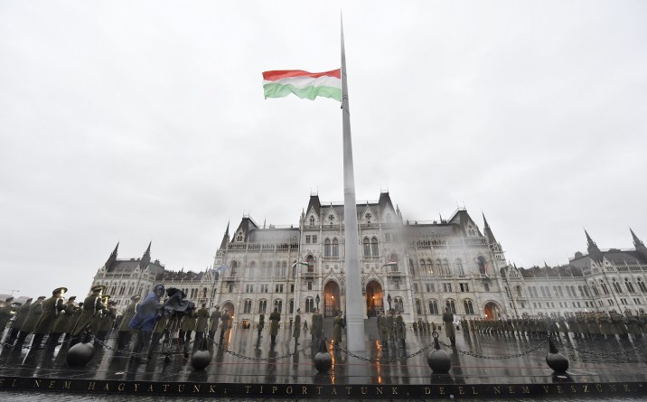 Katonai tiszteletadás mellett felvonják Magyarország nemzeti lobogóját az 1956-os forradalom és szabadságharc kitörésének 61. évfordulóján a Parlament előtti Kossuth Lajos téren 2017. október 23-án. MTI Fotó: Illyés Tibor