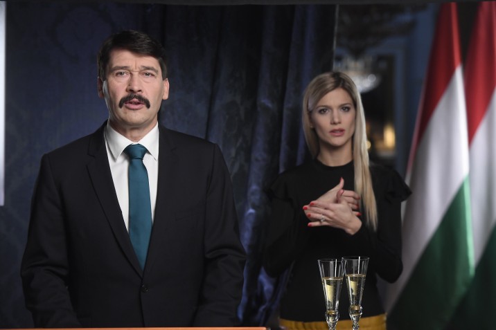 Áder János köztársasági elnök és Weisz Fanni jeltolmács, siket esélyegyenlőségi aktivista az államfő újévi köszöntőjének televíziós felvételén a Sándor-palotában 2017. december 29-én. MTI Fotó: Kovács Tamás