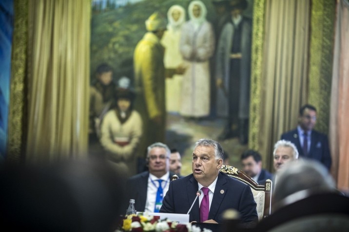 A Miniszterelnöki Sajtóiroda által közreadott képen Orbán Viktor miniszterelnök felszólal a türk nyelvű államok együttműködési tanácsának VI. ülésén a kirgizisztáni Csolpon-Atában 2018. szeptember 3-án. MTI Fotó: Miniszterelnöki Sajtóiroda / Szecsődi Balázs