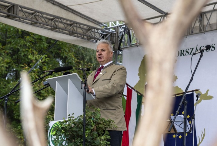 Semjén Zsolt miniszterelnök-helyettes az Országos Magyar Vadászati Védegylet elnöke beszédet mond az Országos Vadásznap és Nemzetközi Vadgasztronómiai Fesztivál megnyitóján a pákozd-sukorói arborétumban