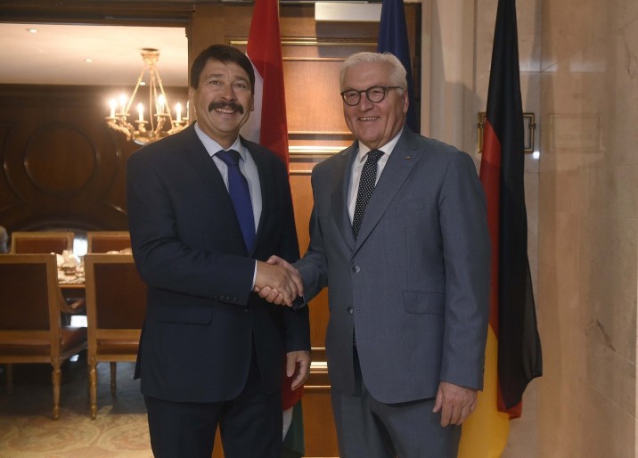 Az Arraiolos-csoport athéni találkozóján részt vett Áder János köztársasági elnök (b) és Frank-Walter Steinmeier német elnök találkozója Athénban, a Grand Bretagne Hotelben 2019. október 12-én. MTI/Bruzák Noémi